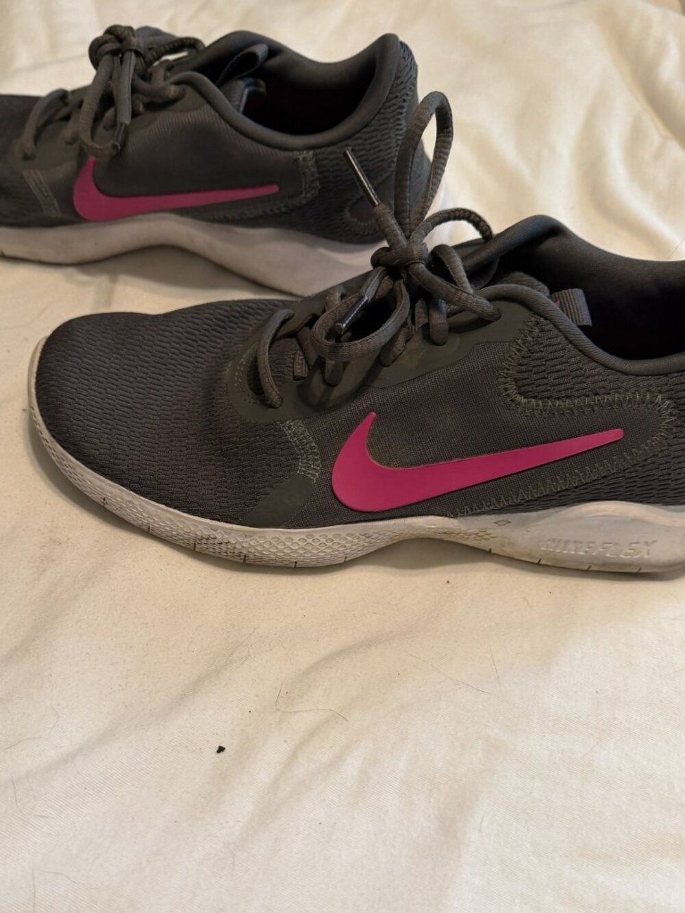 Nike Gray Knit Pink Swoosh Flex Sneakers Size 7
